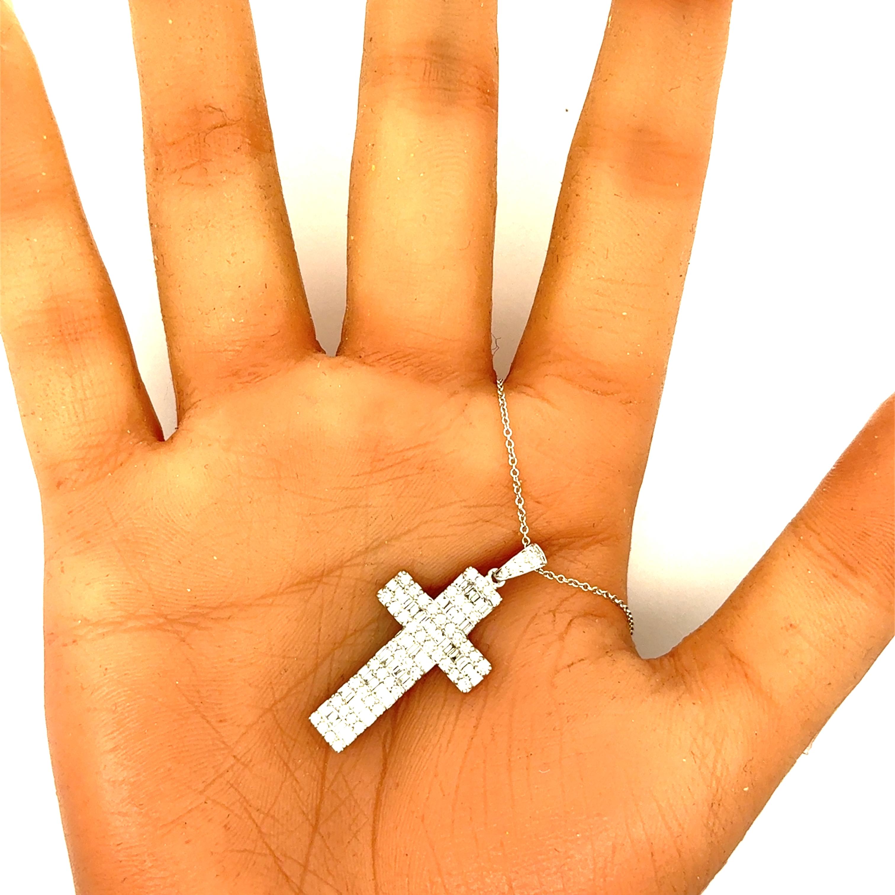 18k White Gold Diamond Cross Pendant Necklace