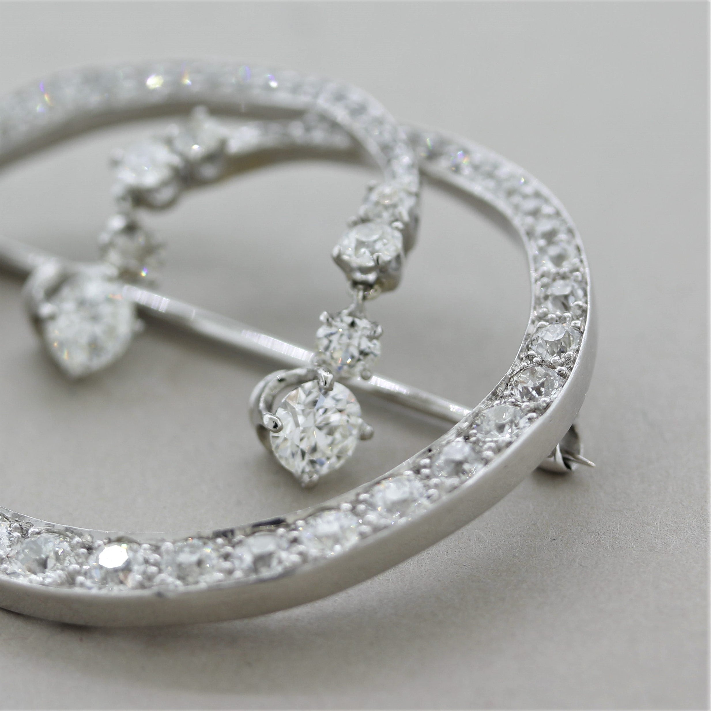 Art Deco – Mid-Century Diamond Platinum Circle Drop Brooch