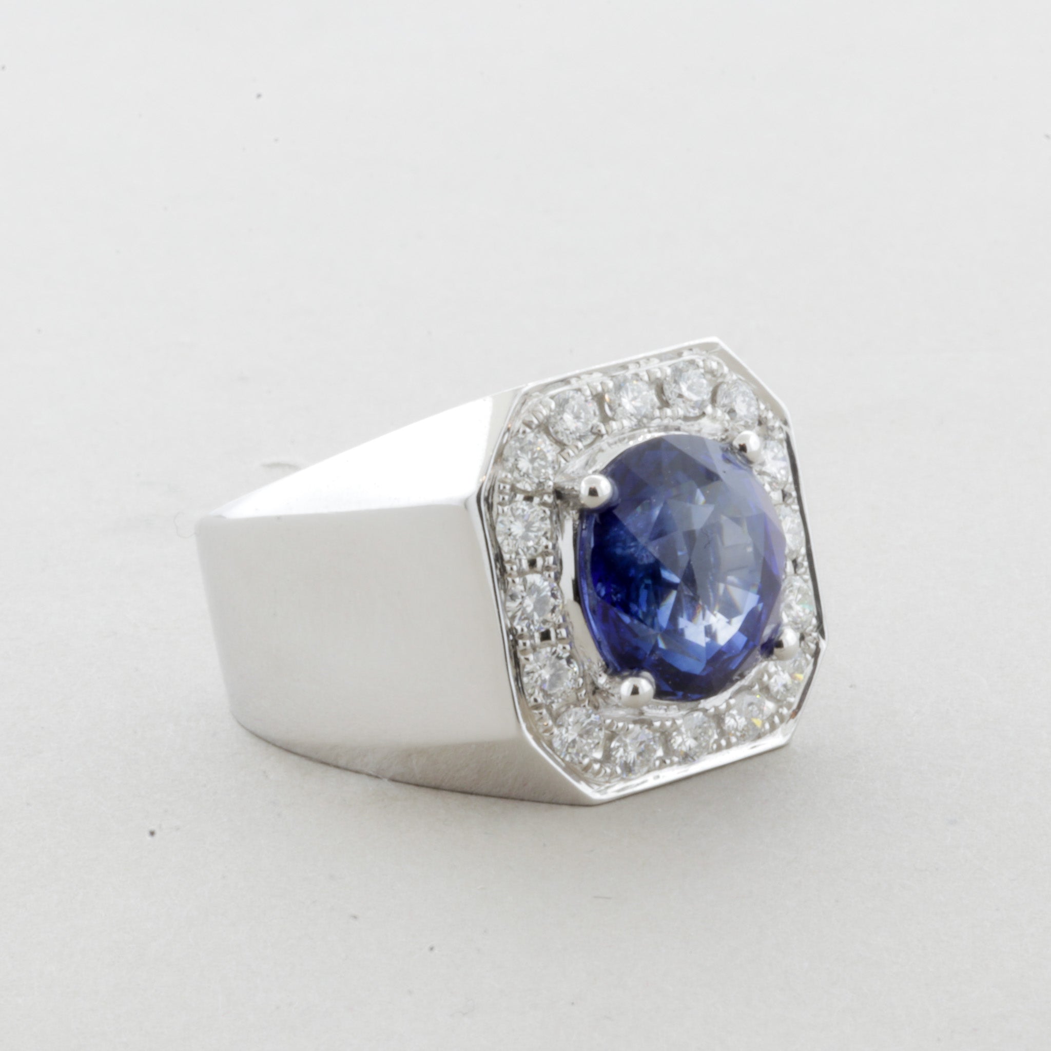 5.80 Carat Royal Blue Sapphire Diamond Gold Ring, Unisex (Certified)